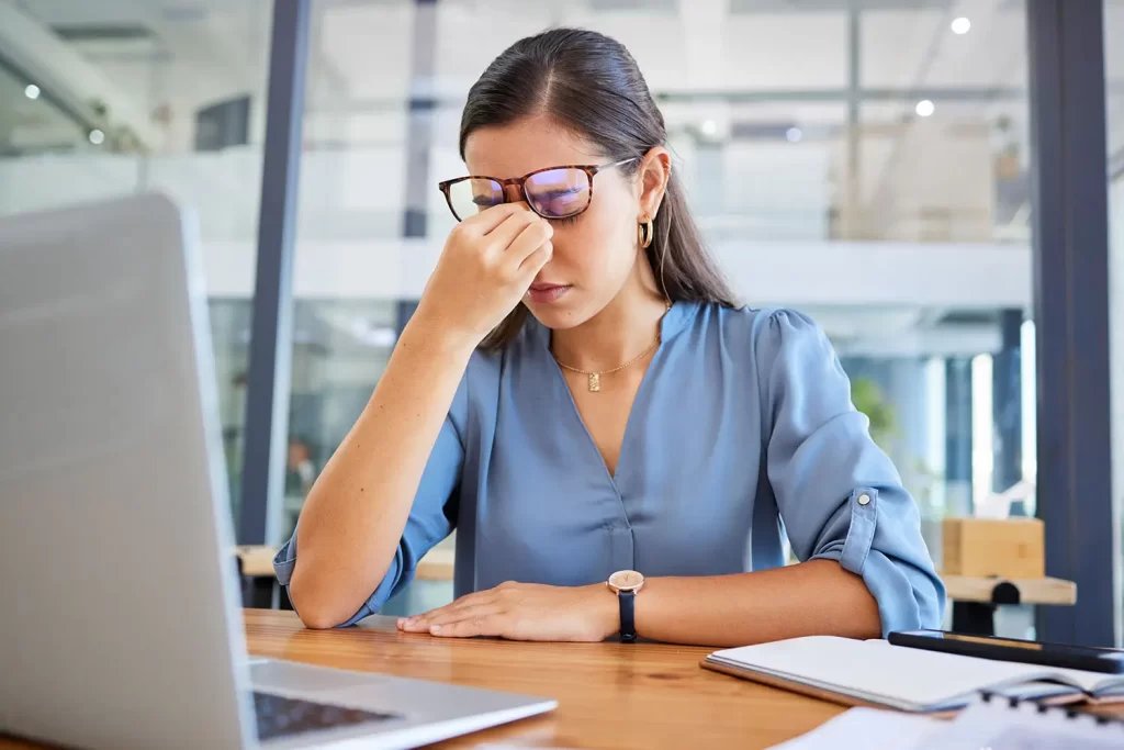 Femme épuisée au travail, au bord du burn-out