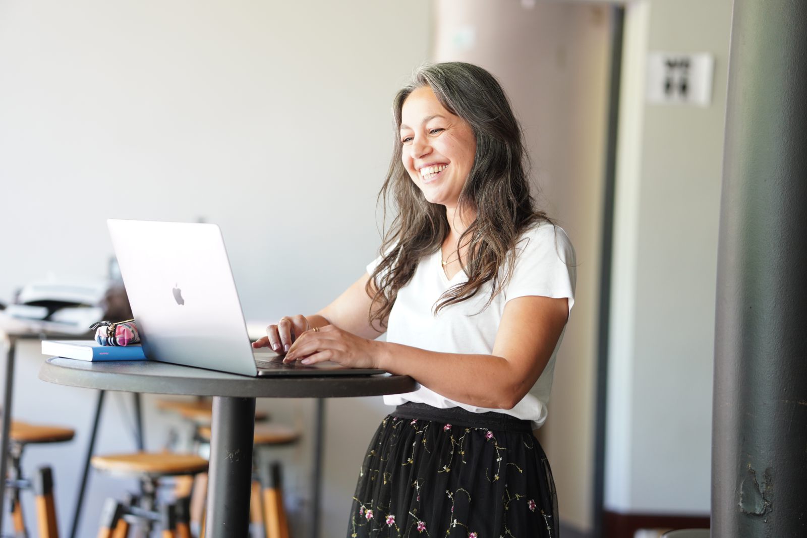 Julie Blanc travaillant sur son ordinateur