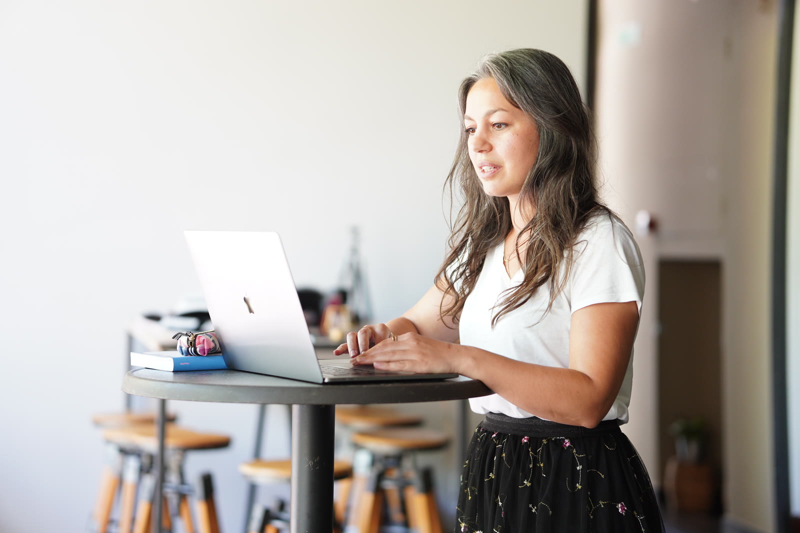 Julie Blanc travaillant sur son ordinateur